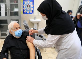 پاسخ وزارت بهداشت به چند پرسش درباره تزریق دوز دوم واکسن کرونا / اگر در سفر بودیم، چه کنیم؟ / برای چه کسانی پیامک ارسال نمی‌شود؟