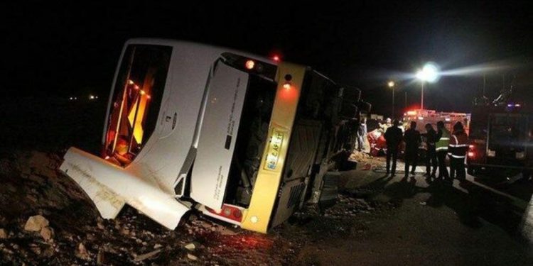 36 مصدوم در واژگونی اتوبوس در جاده دامغان – شاهرود