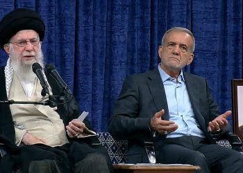 در مراسم تنفیذ چهاردهم مقام معظم رهبری: اولویت کشور اقتصاد و معیشت مردم است/ مجادلات انتخاباتی نباید ادامه پیدا کند / انگیزه مخالفت با کشورهای اروپایی نداریم