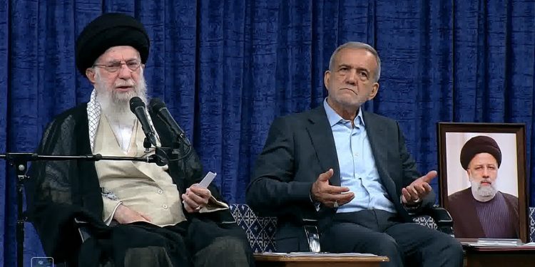 در مراسم تنفیذ چهاردهم مقام معظم رهبری: اولویت کشور اقتصاد و معیشت مردم است/ مجادلات انتخاباتی نباید ادامه پیدا کند / انگیزه مخالفت با کشورهای اروپایی نداریم